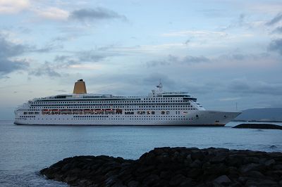 P & 0 Cruise Line Aurora Enters Honolulu Harbor
